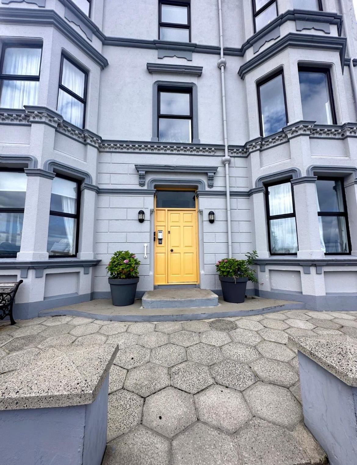 Апартаменты Stunning 3 Bed Seafront Mansion Building Sleeps 6 Adults Or 8 With Kids Портраш Экстерьер фото